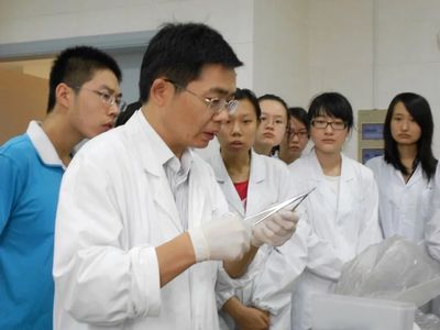 寶鋼優(yōu)秀教師邵水金 解構(gòu)剖析，甘為人梯，引領(lǐng)自然科學(xué)研究的探索與發(fā)展